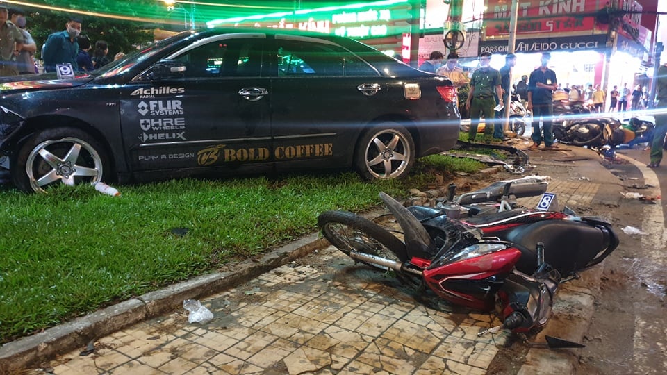 Oto Camry tong hang loat xe may o TP.HCM hinh anh