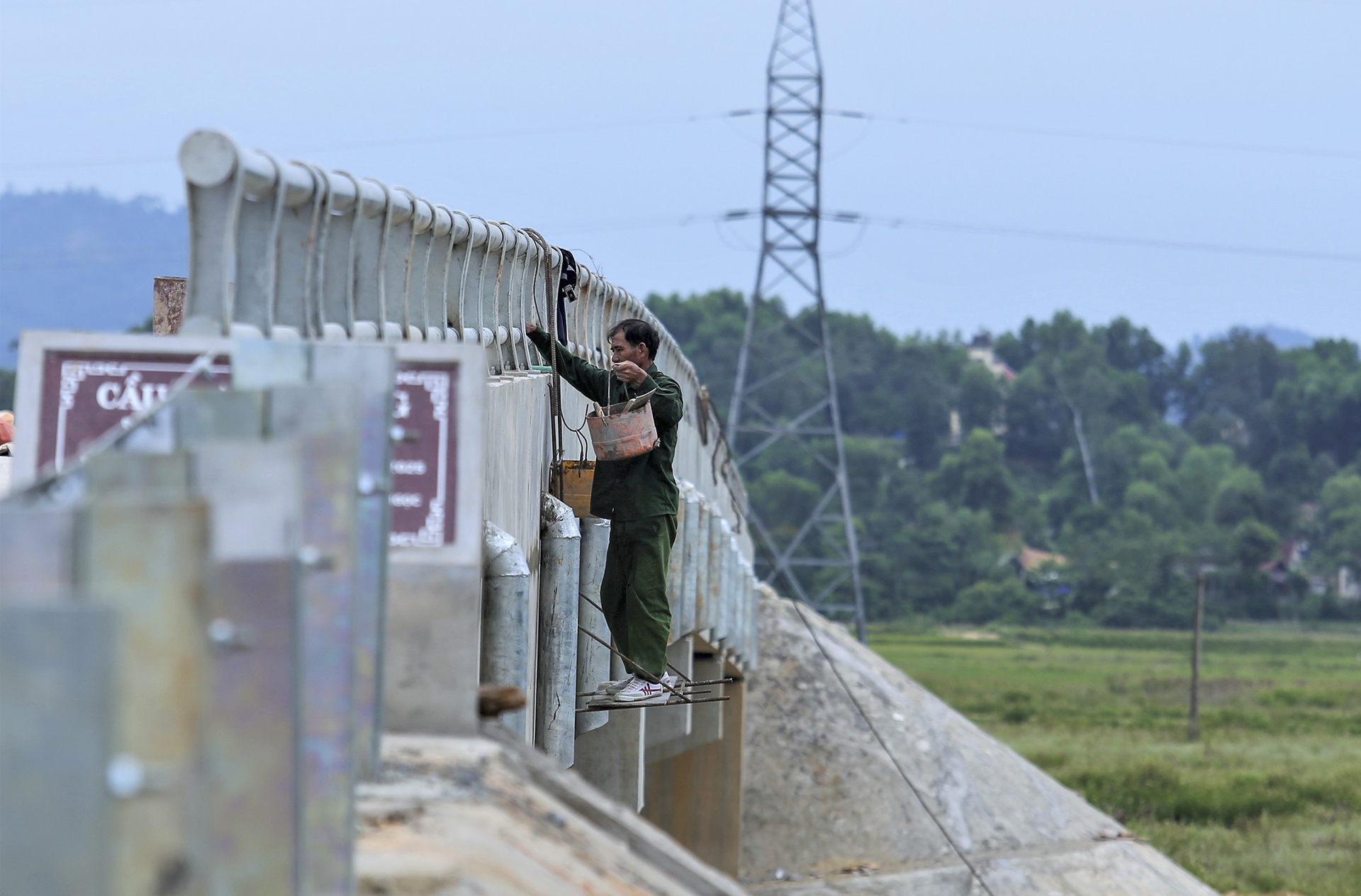 cau treo 128 ty bi khai tu anh 12