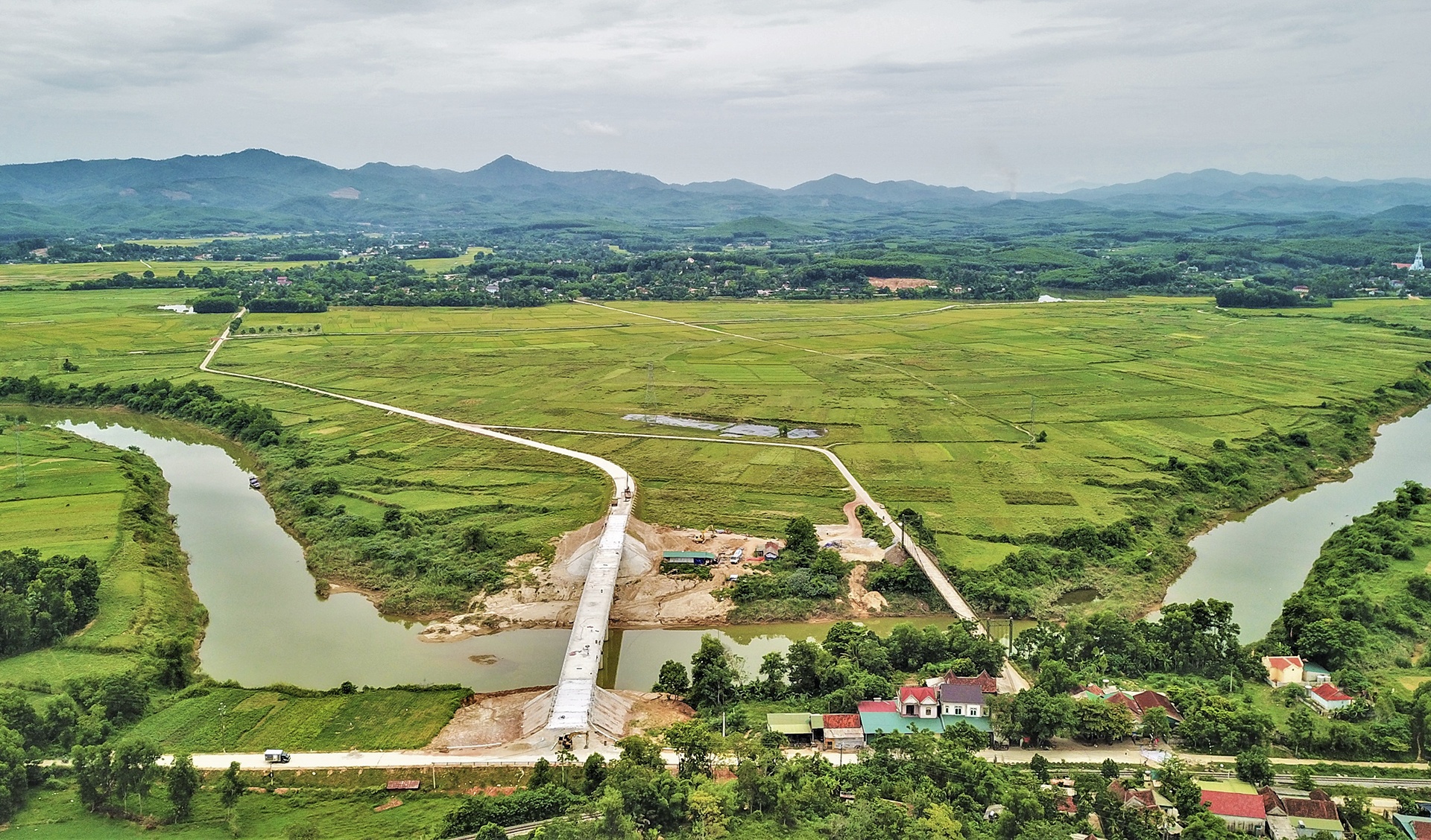 cau treo 128 ty bi khai tu anh 10