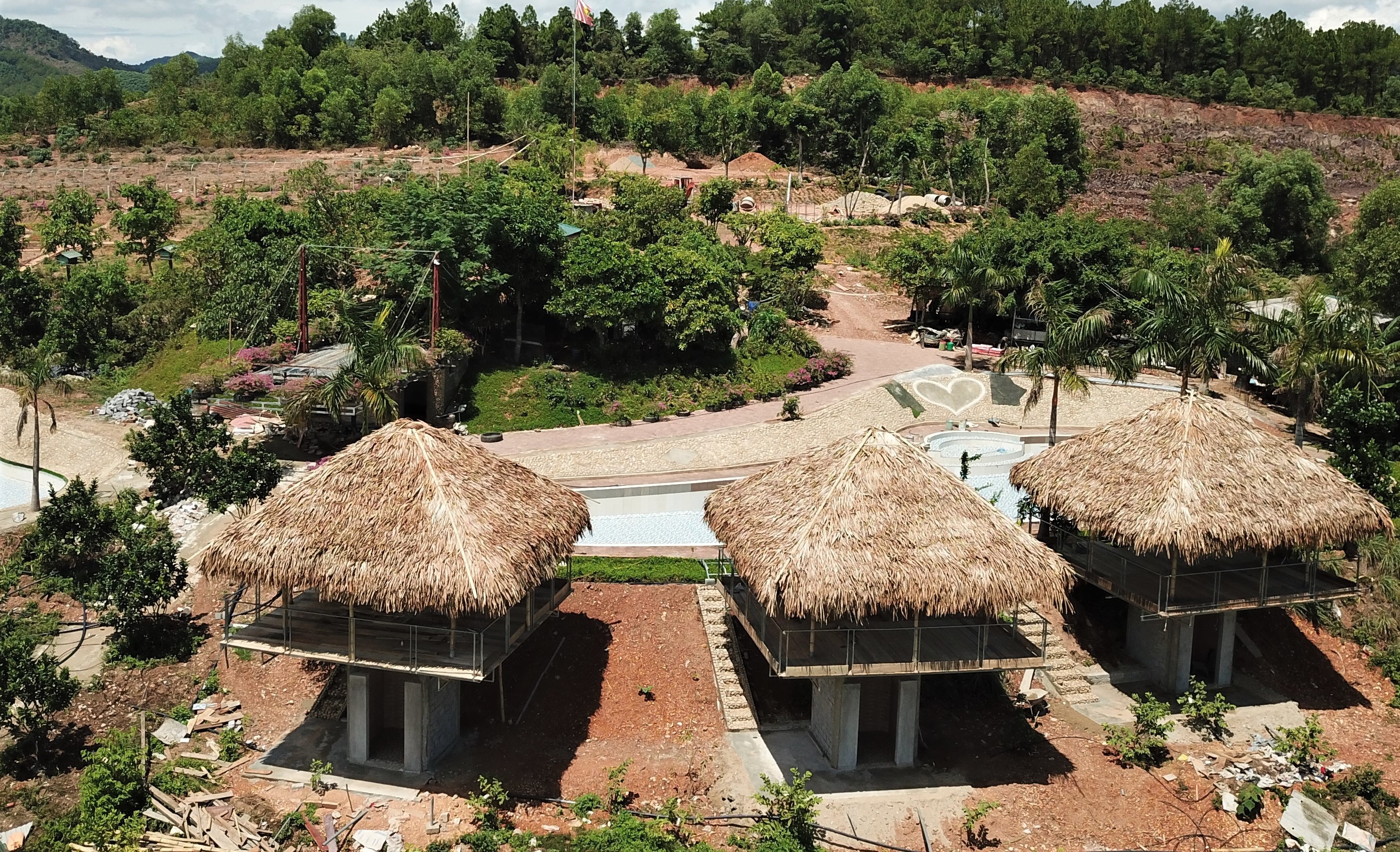 Dinh chi khu nghi duong xay trai phep tren dat rung hinh anh