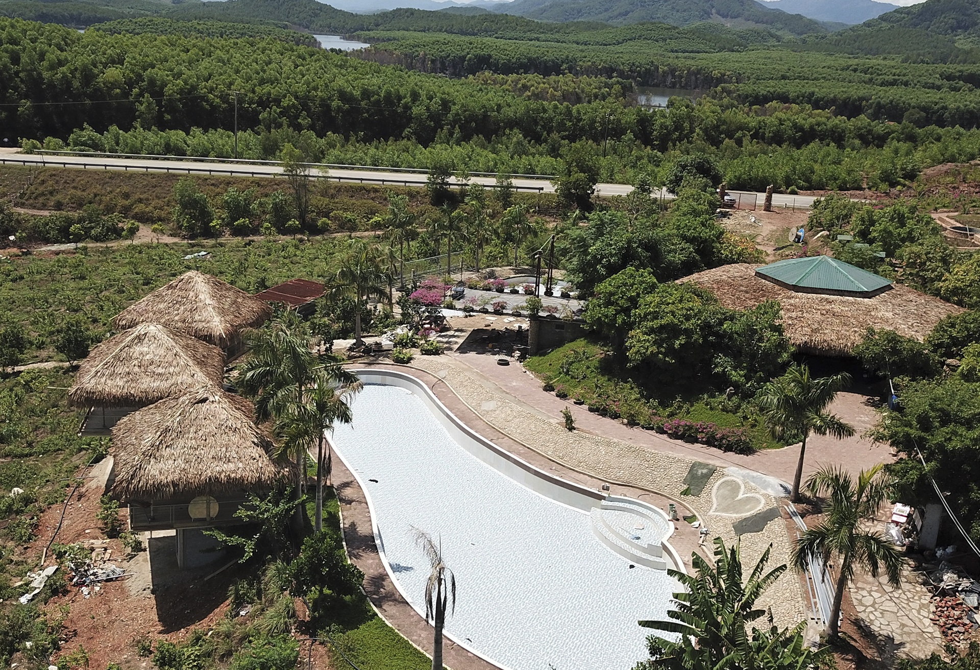 khu nghi duong chui tren dat rung anh 2