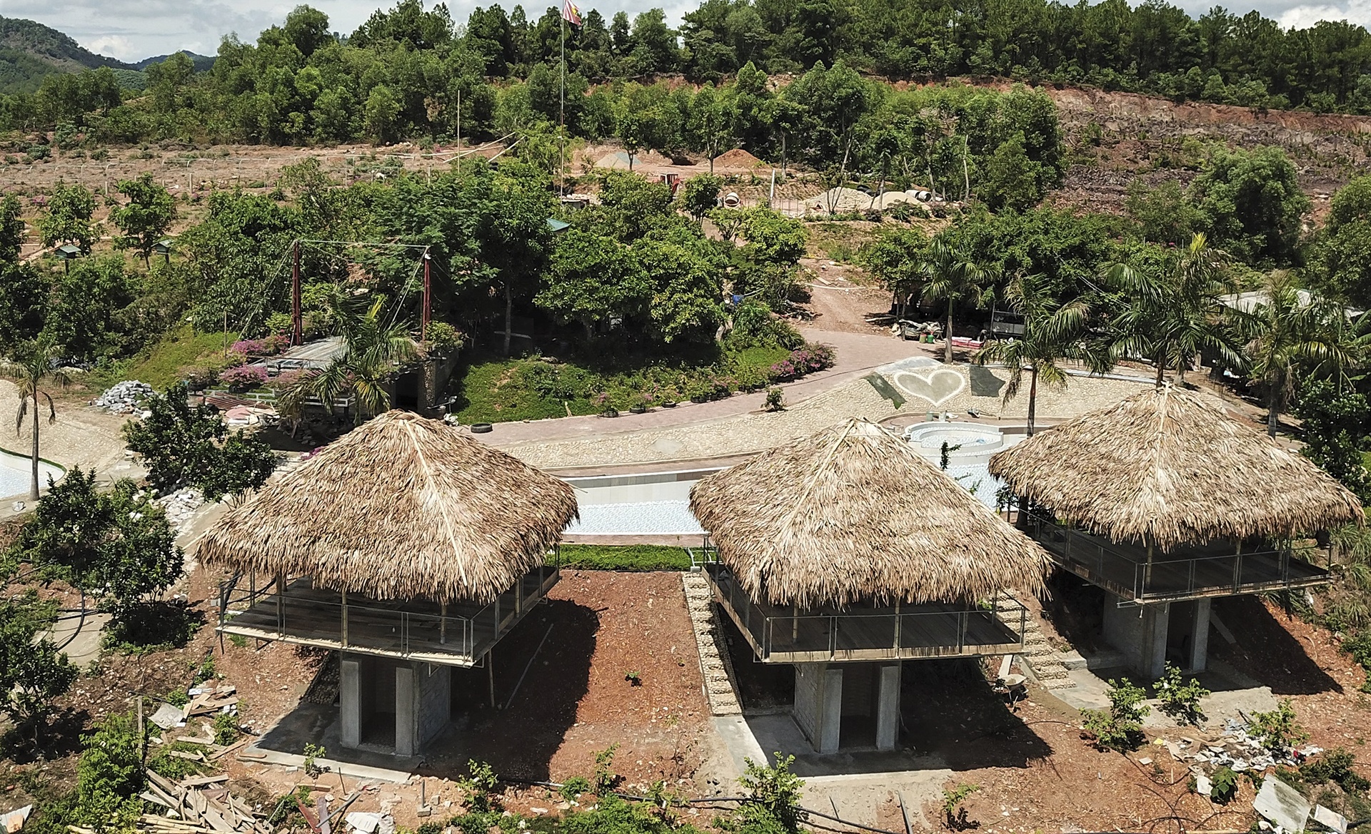 khu nghi duong chui tren dat rung anh 1
