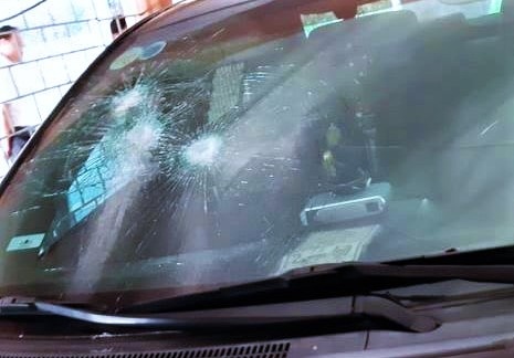 Oto cua chu tich huyen bi dap vo kinh hinh anh