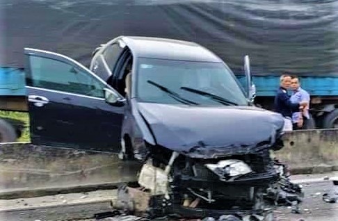 Oto Camry nam ngang dai phan cach hinh anh