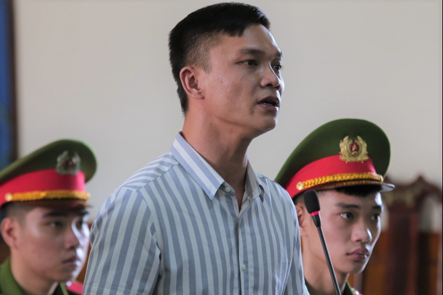 Xet xu 7 bi cao vu dua nguoi sang Anh trai phep hinh anh