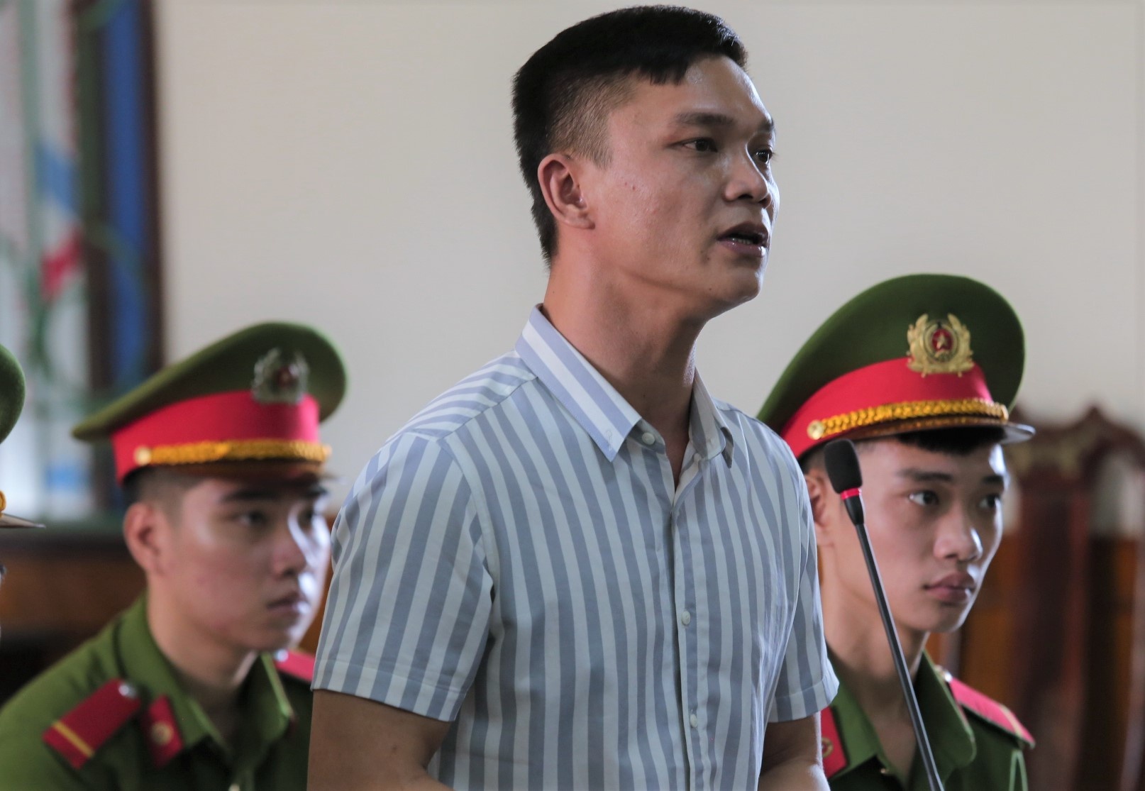 dua nguoi sang Anh trai phep anh 2