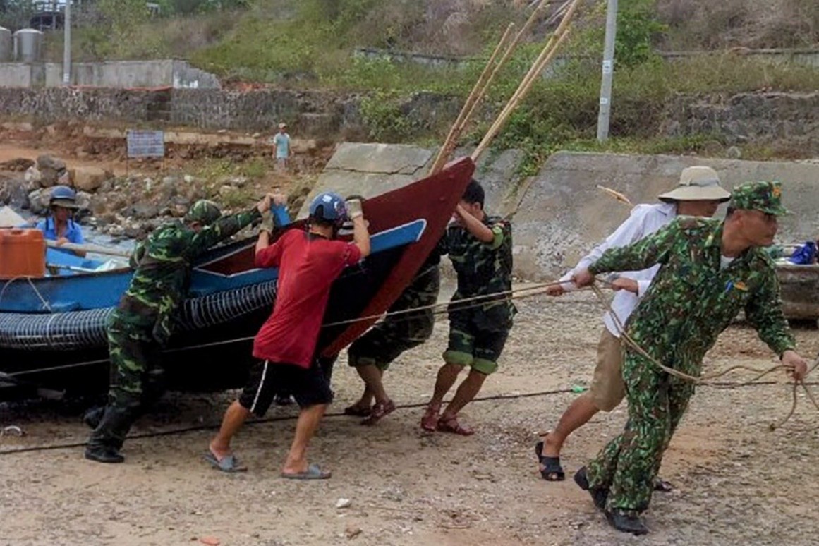 Linh bien phong huyen dao Con Co giup dan 'chay bao' hinh anh