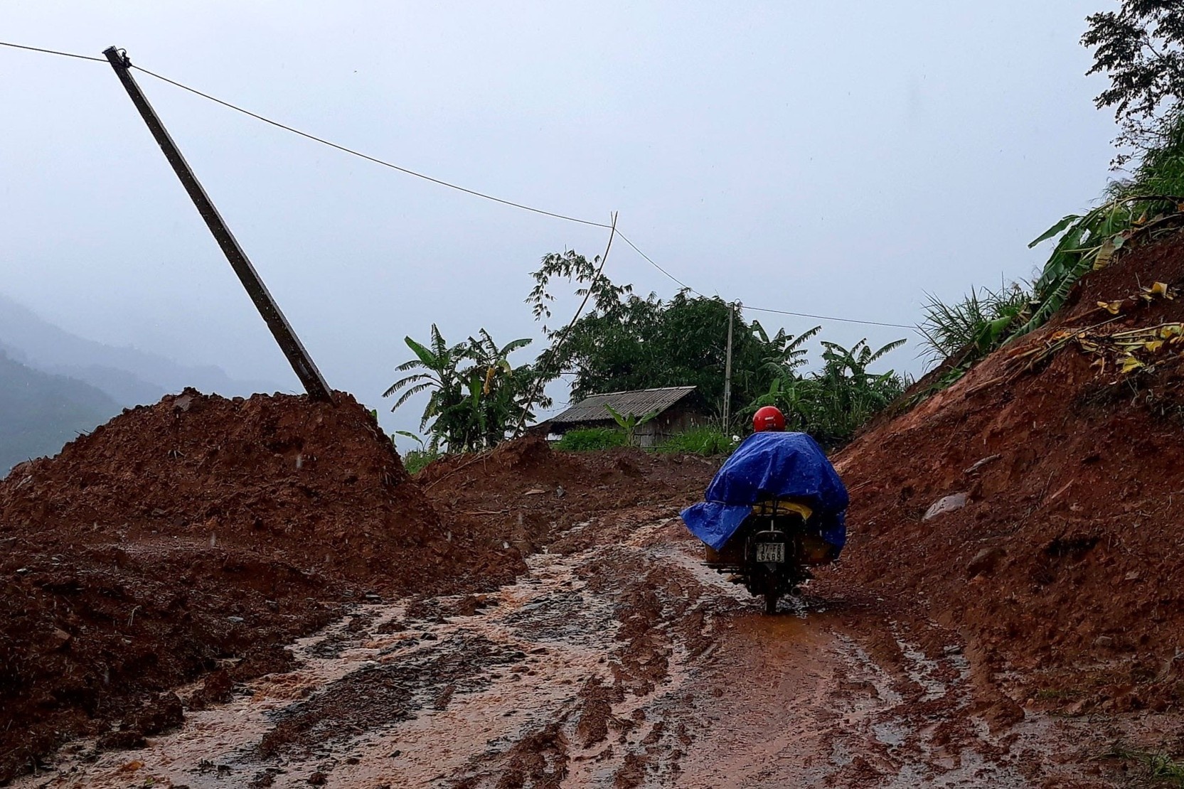 Nhieu ban lang bi co lap sau bao so 5 hinh anh