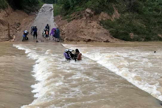 3 nguoi bi nuoc cuon khi qua cau tran hinh anh