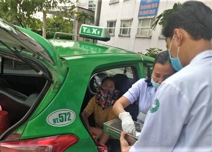 San phu sinh con tren taxi hinh anh