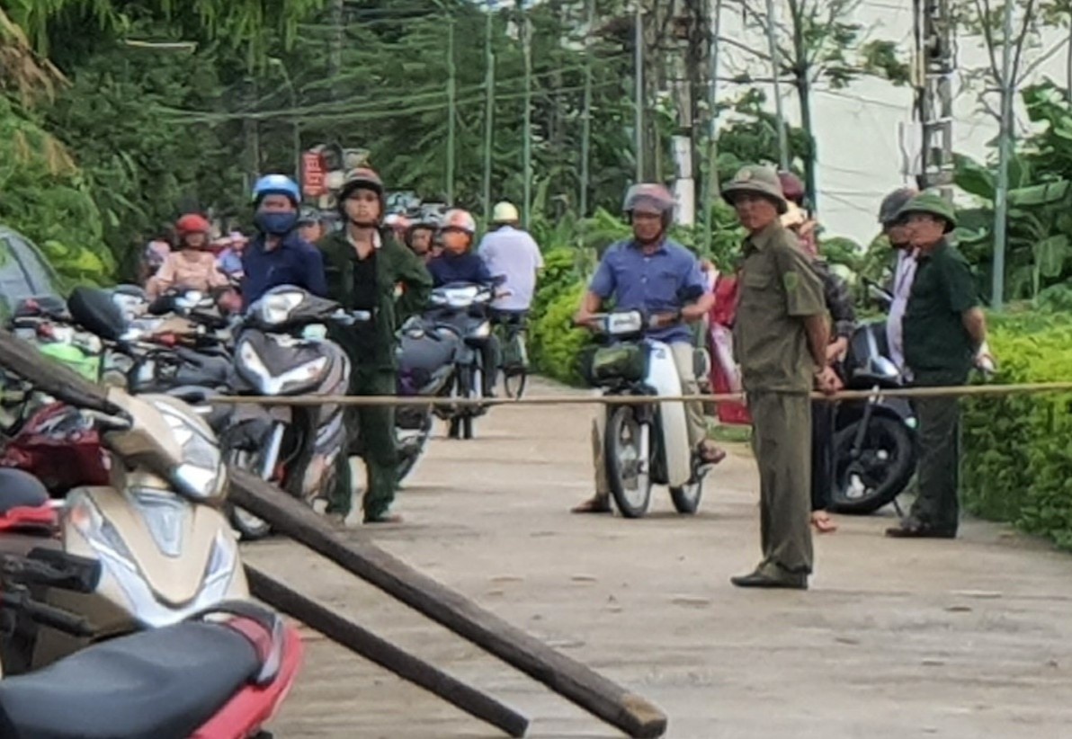 Bat nghi pham truy sat gia dinh vo cu hinh anh