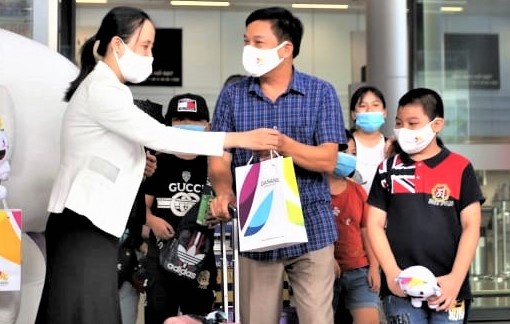 Doan du khach dau tien toi Da Nang sau dich Covid-19 hinh anh
