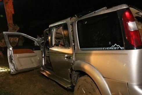 Danh tinh 5 nguoi thiet mang khi oto lao xuong song hinh anh