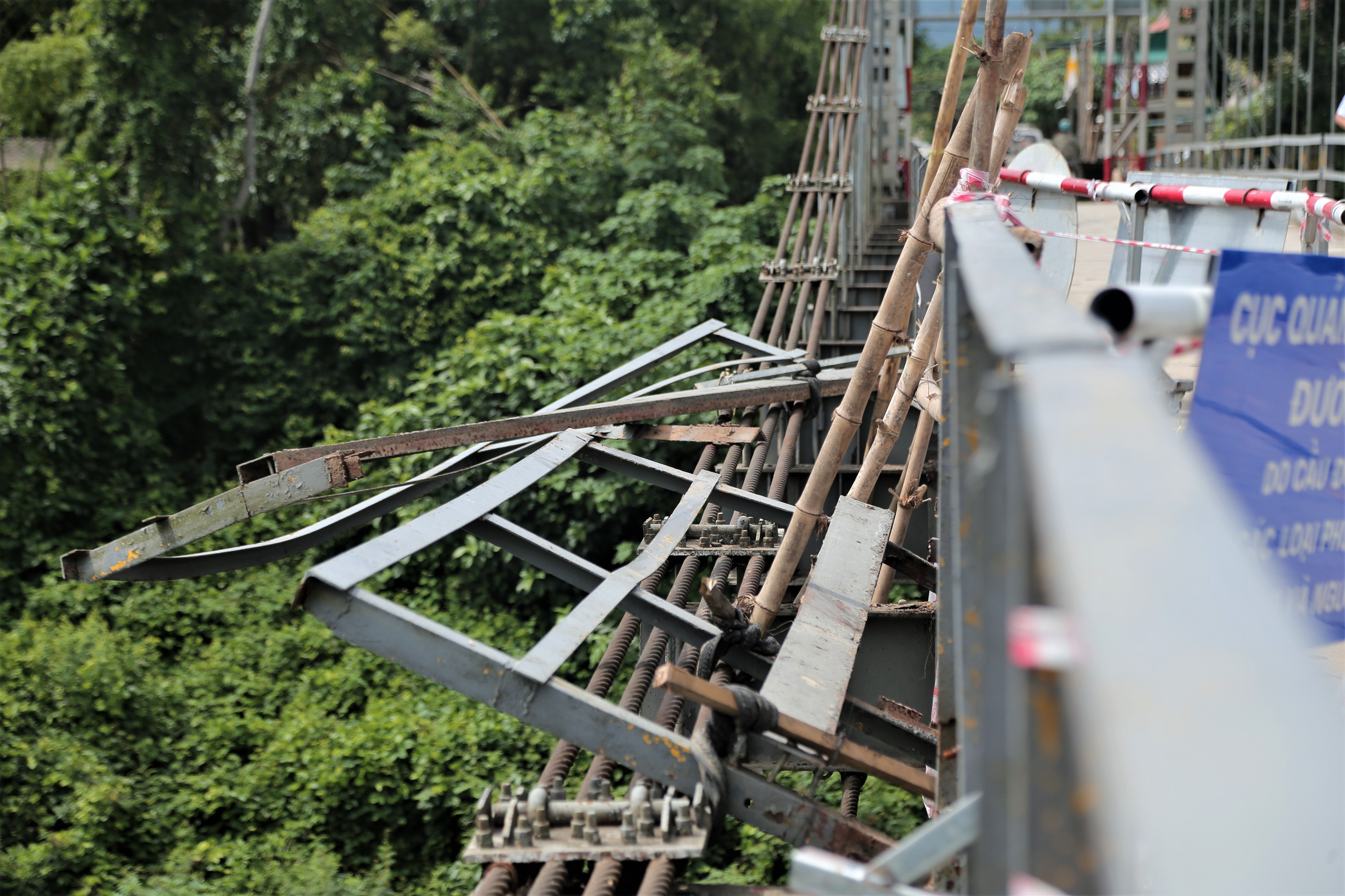 Oto huc gay lan can truoc khi lao xuong song hinh anh