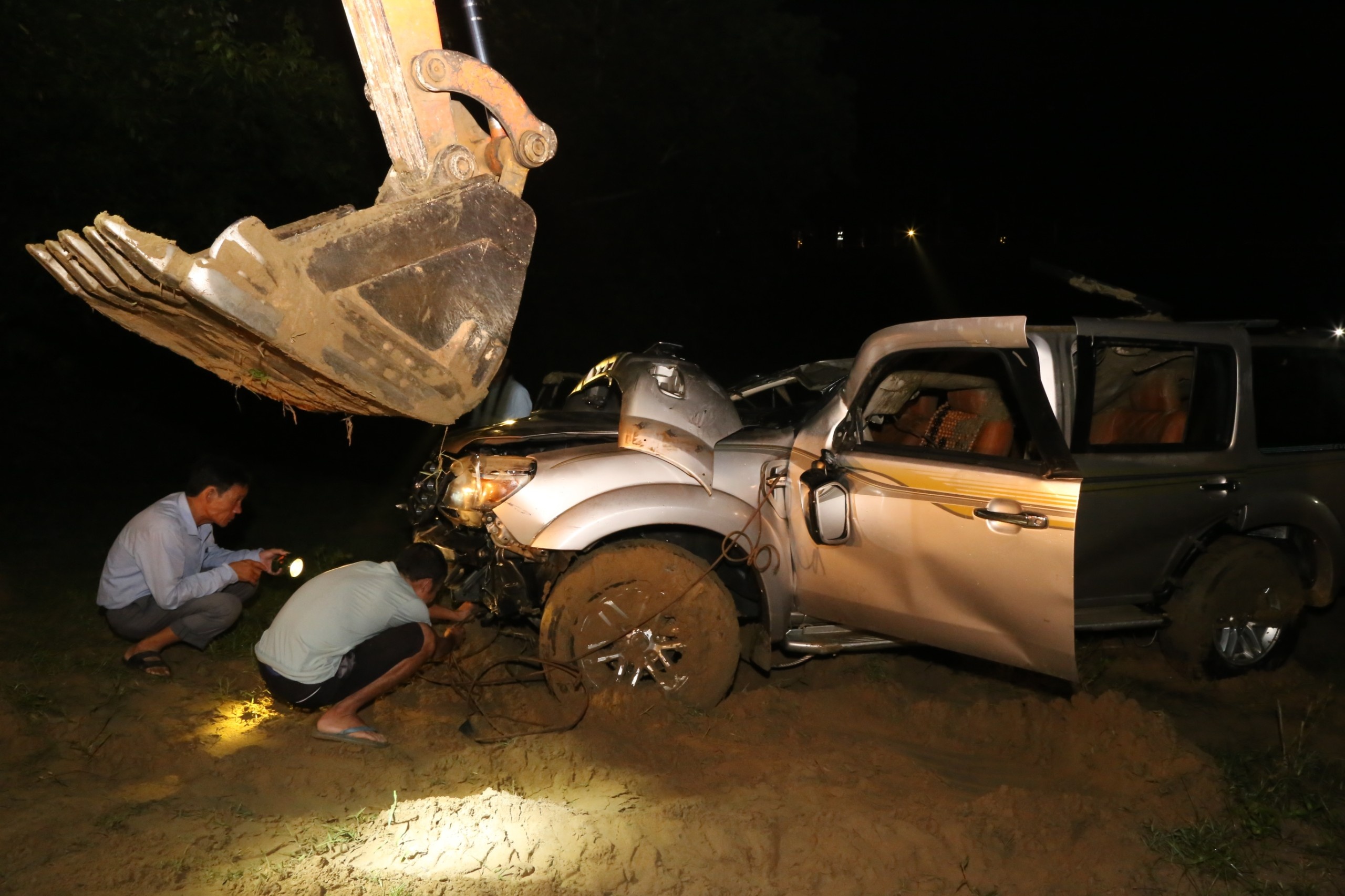 oto roi xuong song anh 2