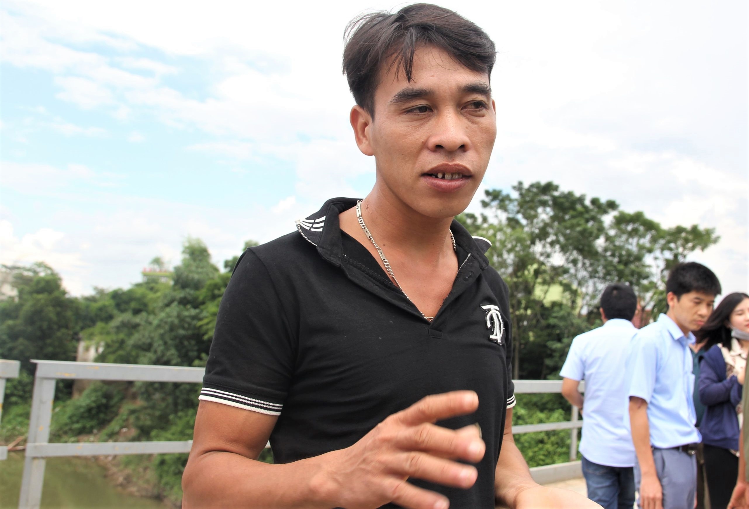 oto roi xuong song anh 1