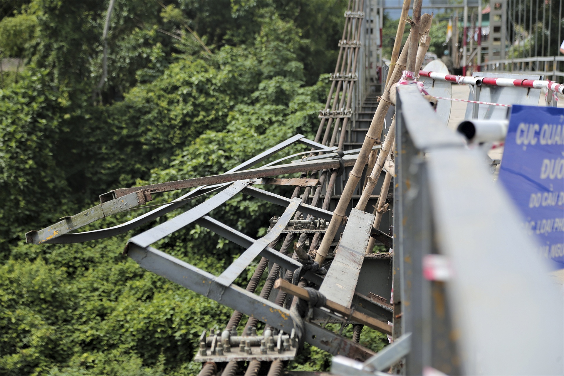 oto roi xuong song anh 6