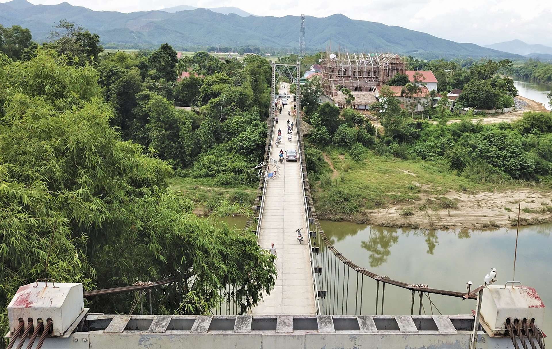 oto roi xuong song anh 2