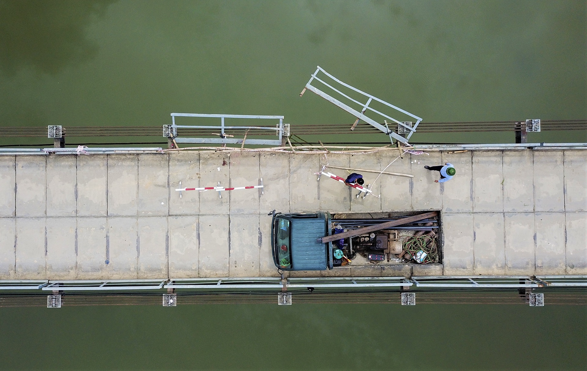 oto roi xuong song anh 3