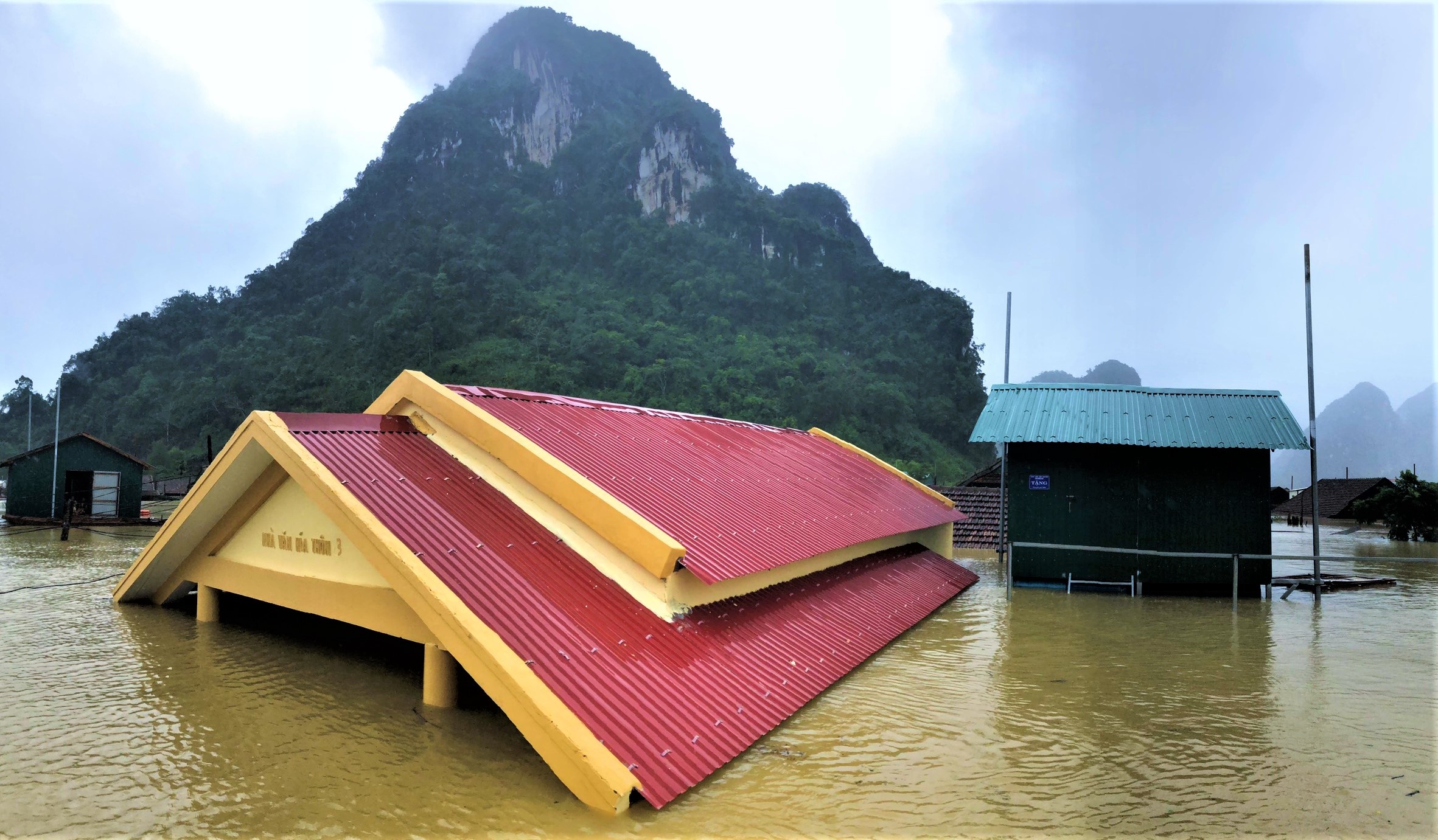 Cuoc song noi lu cham noc nha hinh anh