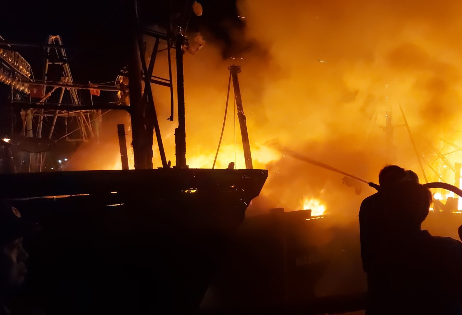 4 tau ca boc chay trong dem hinh anh