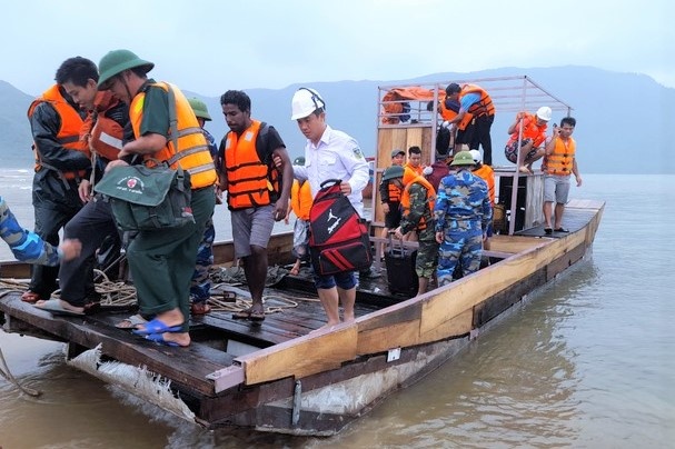 Cuu 16 thuyen vien gap nan tren bien hinh anh