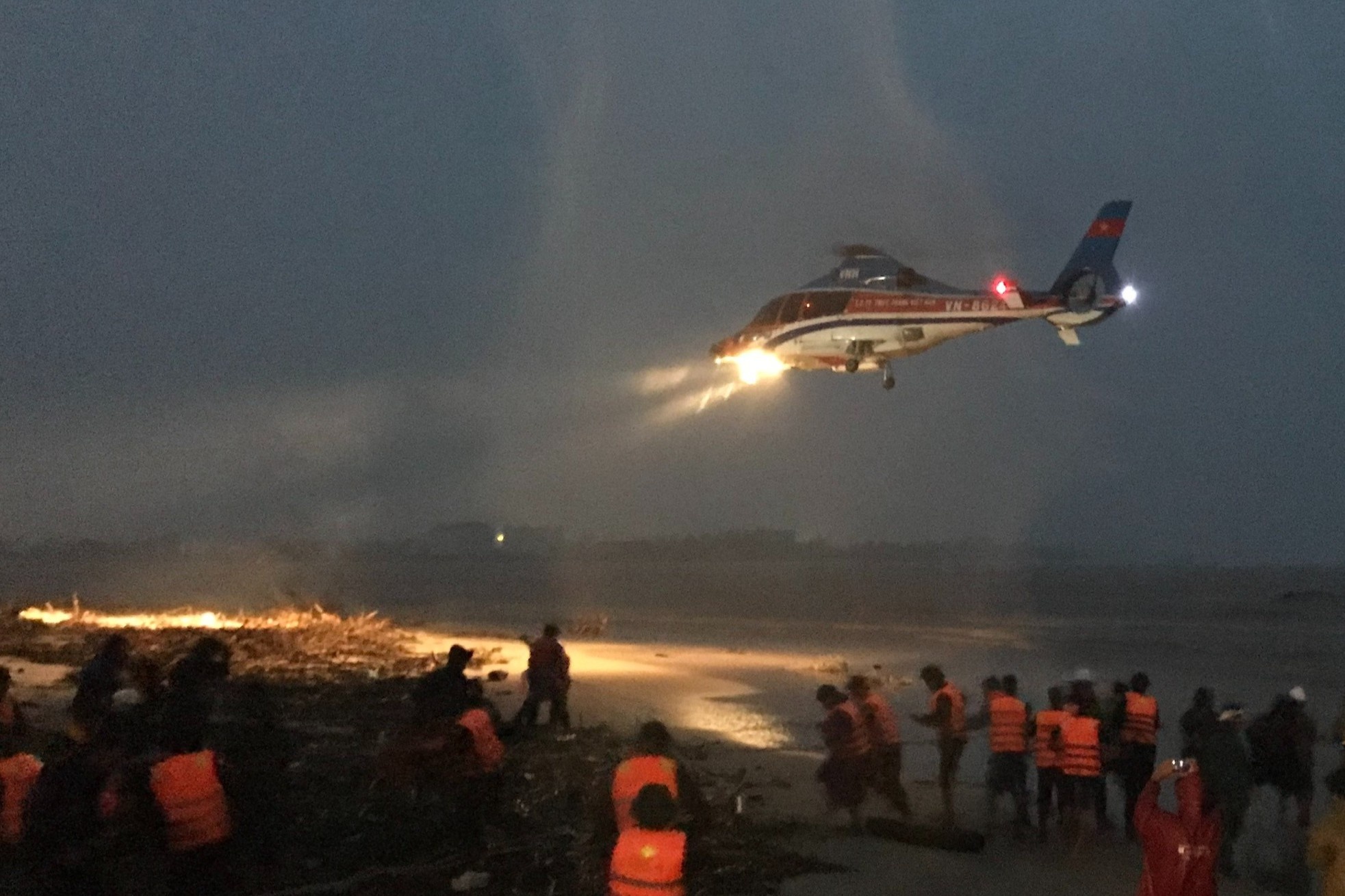 Truc thang tham gia cuu 9 nguoi mac ket tren tau Vietship 01 hinh anh