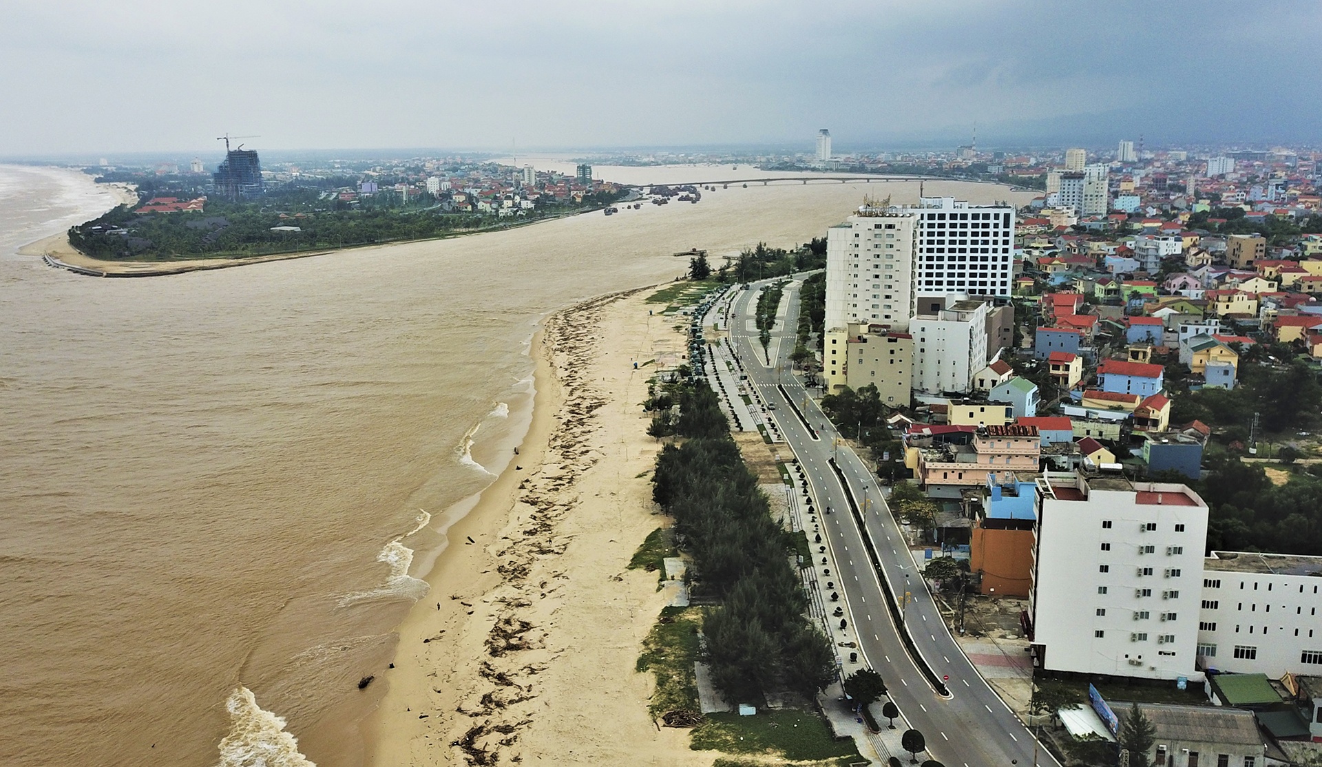 bai bien Nhat Le ngap rac anh 1