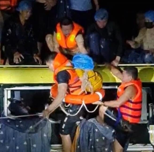 xe khach bi cuon troi anh 1