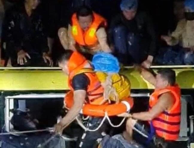 Xe khach bi lu cuon, 20 nguoi thoat chet hinh anh