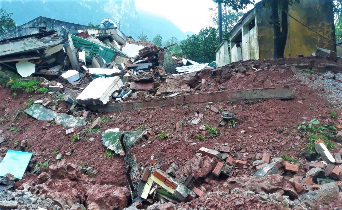 Don Bien phong cua khau Cha Lo tan hoang sau vu sat lo hinh anh