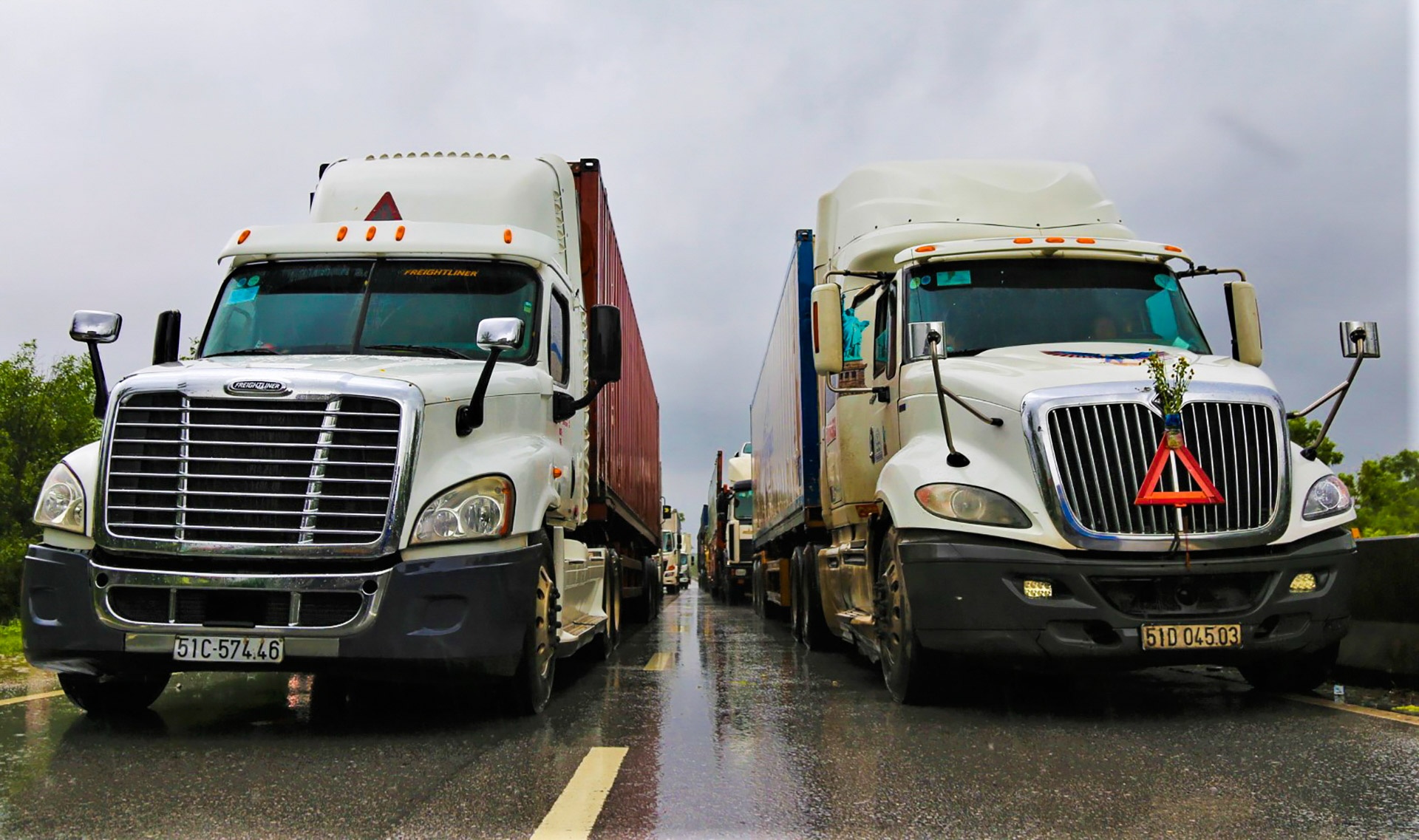 Quoc lo ngap sau, xe co ket cung o Quang Binh hinh anh