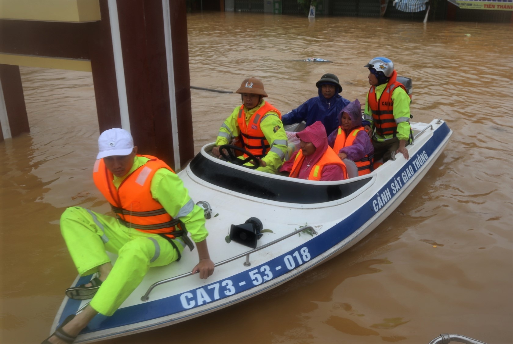 Cong an vuot lu cho san phu di sinh hinh anh