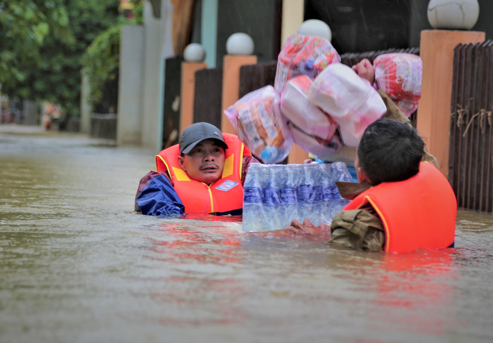 Doi quan dua com, cuu nguoi o ron lu hinh anh