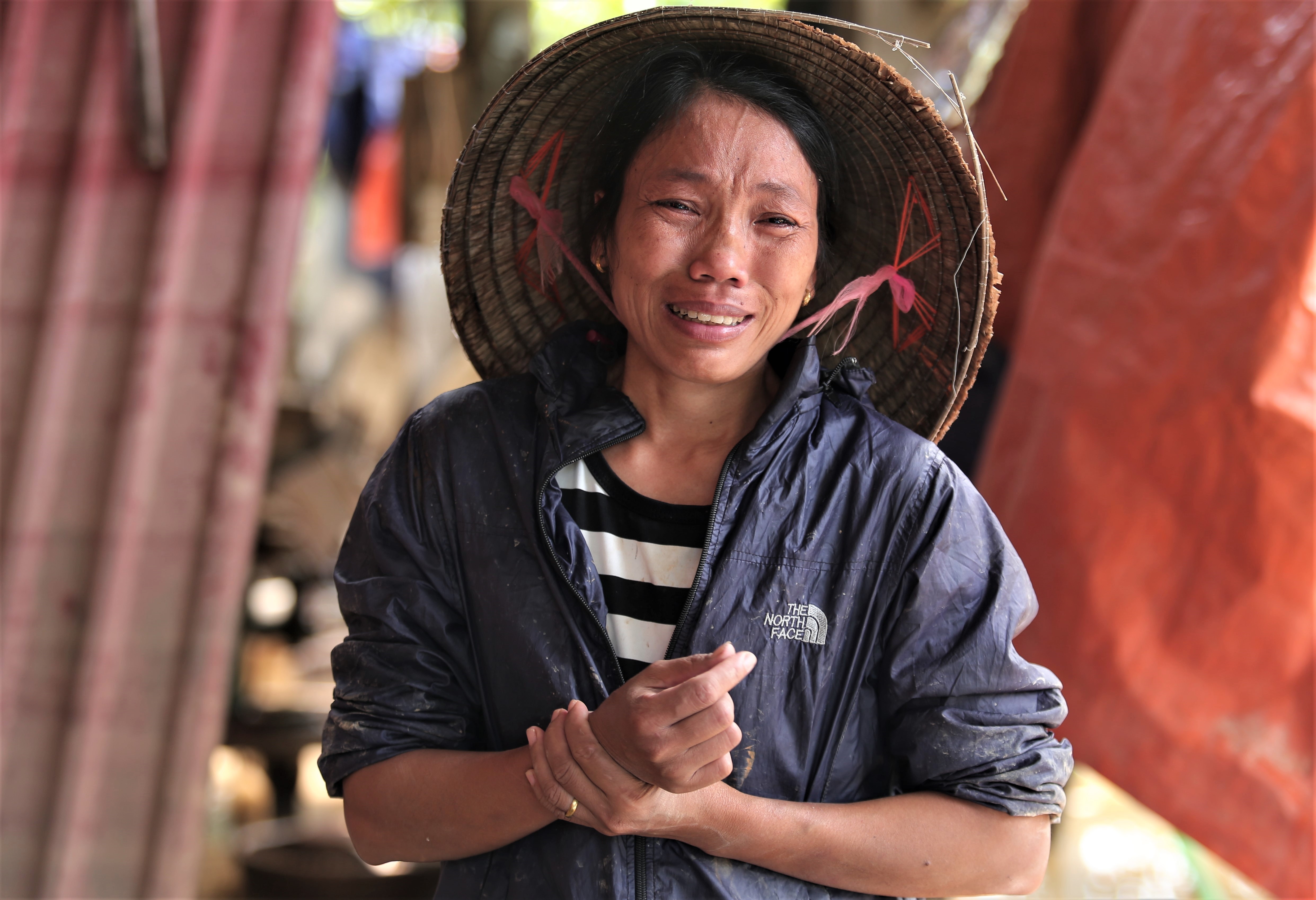 Nguoi vung lu can gi? hinh anh