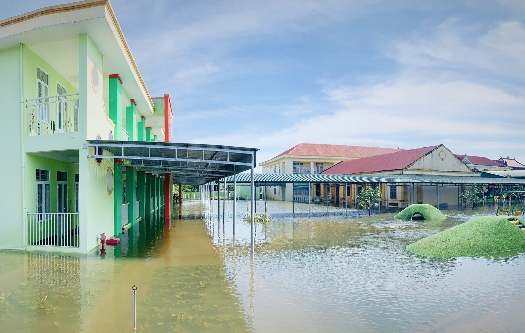 Nhieu huyen o Ha Tinh cho hoc sinh nghi vi mua lon hinh anh