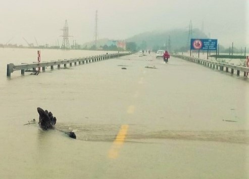 Quoc lo 1 qua Ha Tinh ngap sau hinh anh