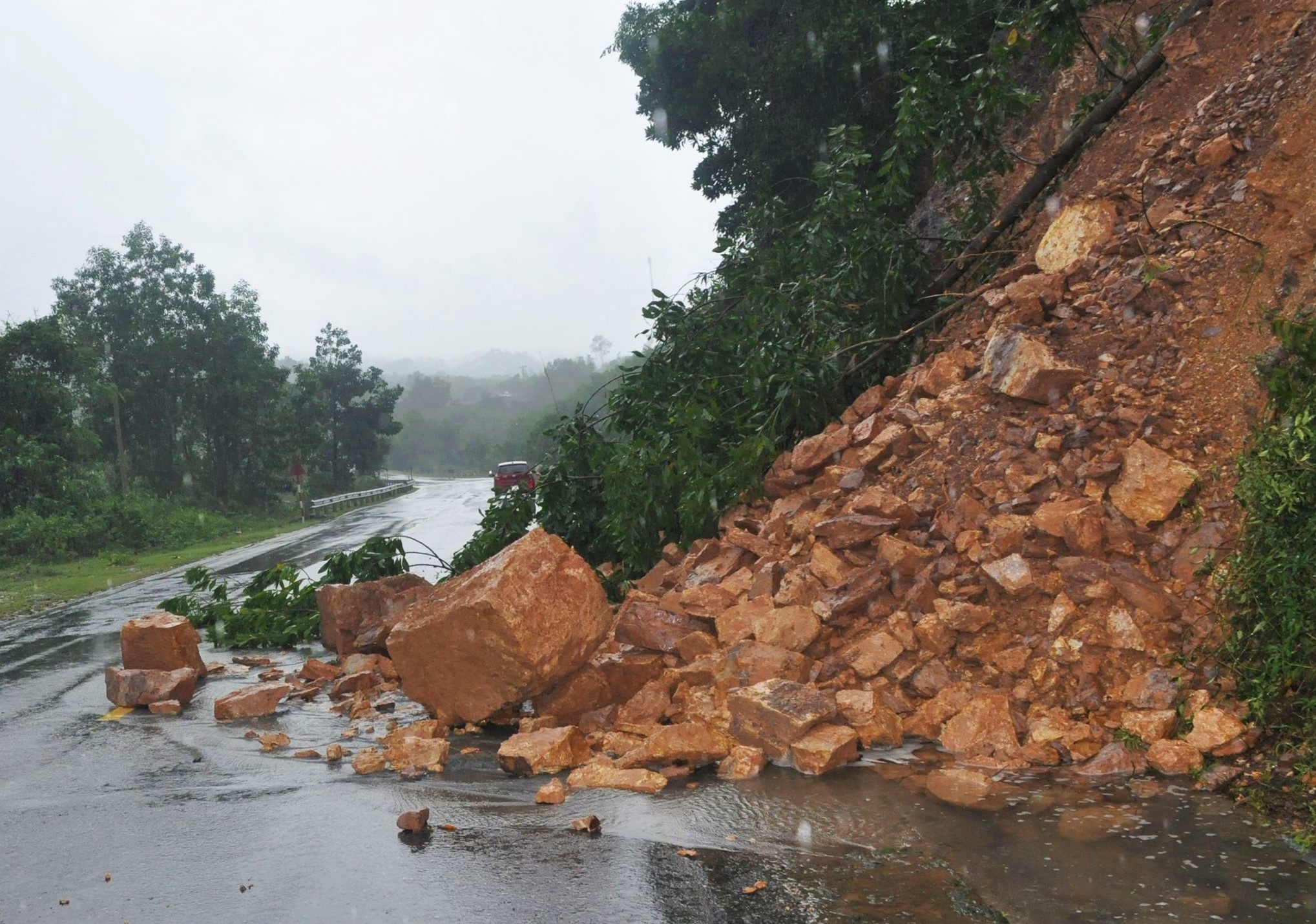 quoc lo 1 ngap sau anh 2