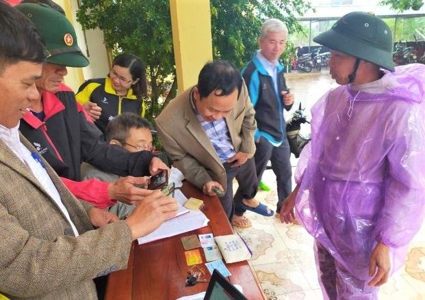 Nhat duoc day chuyen vang trong goi hang cuu tro hinh anh