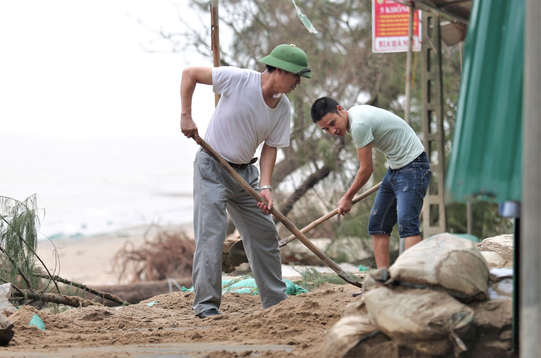 ke bien Cua Lo bi song danh tan anh 12