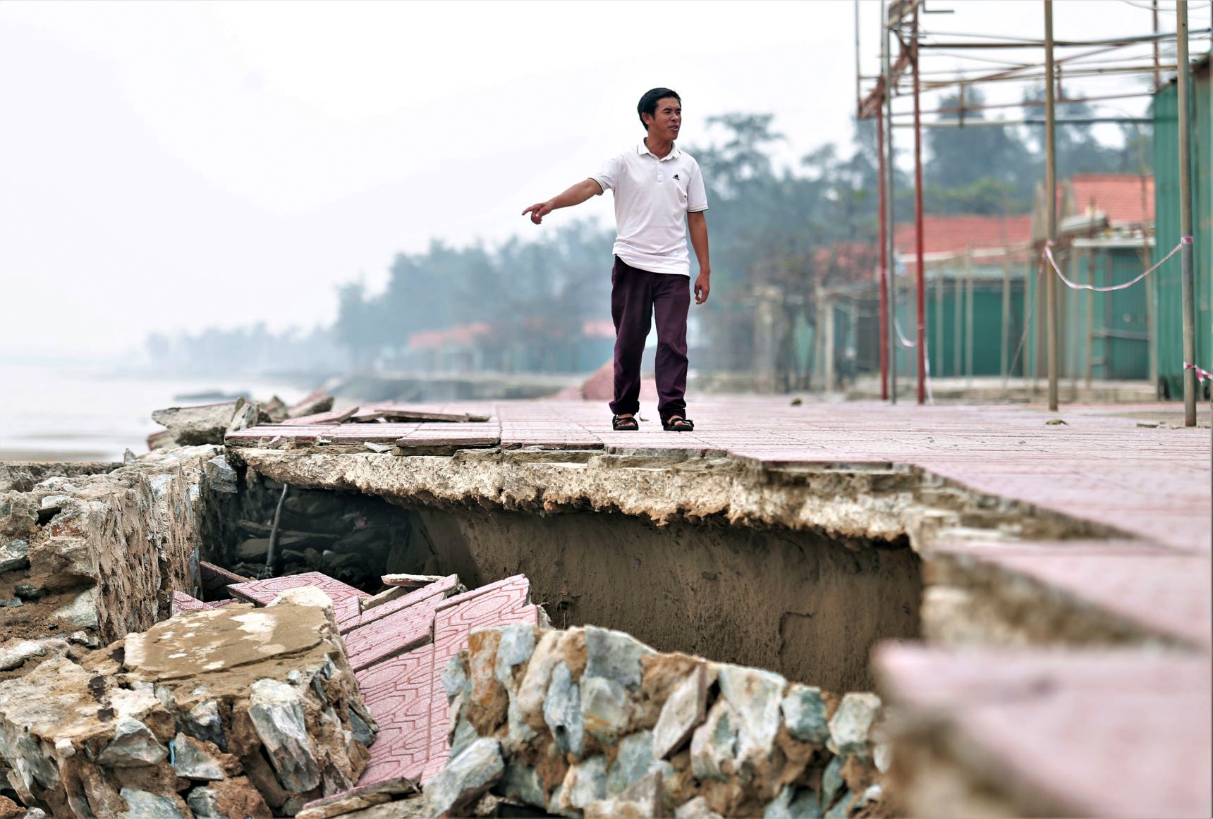 ke bien Cua Lo bi song danh tan anh 9