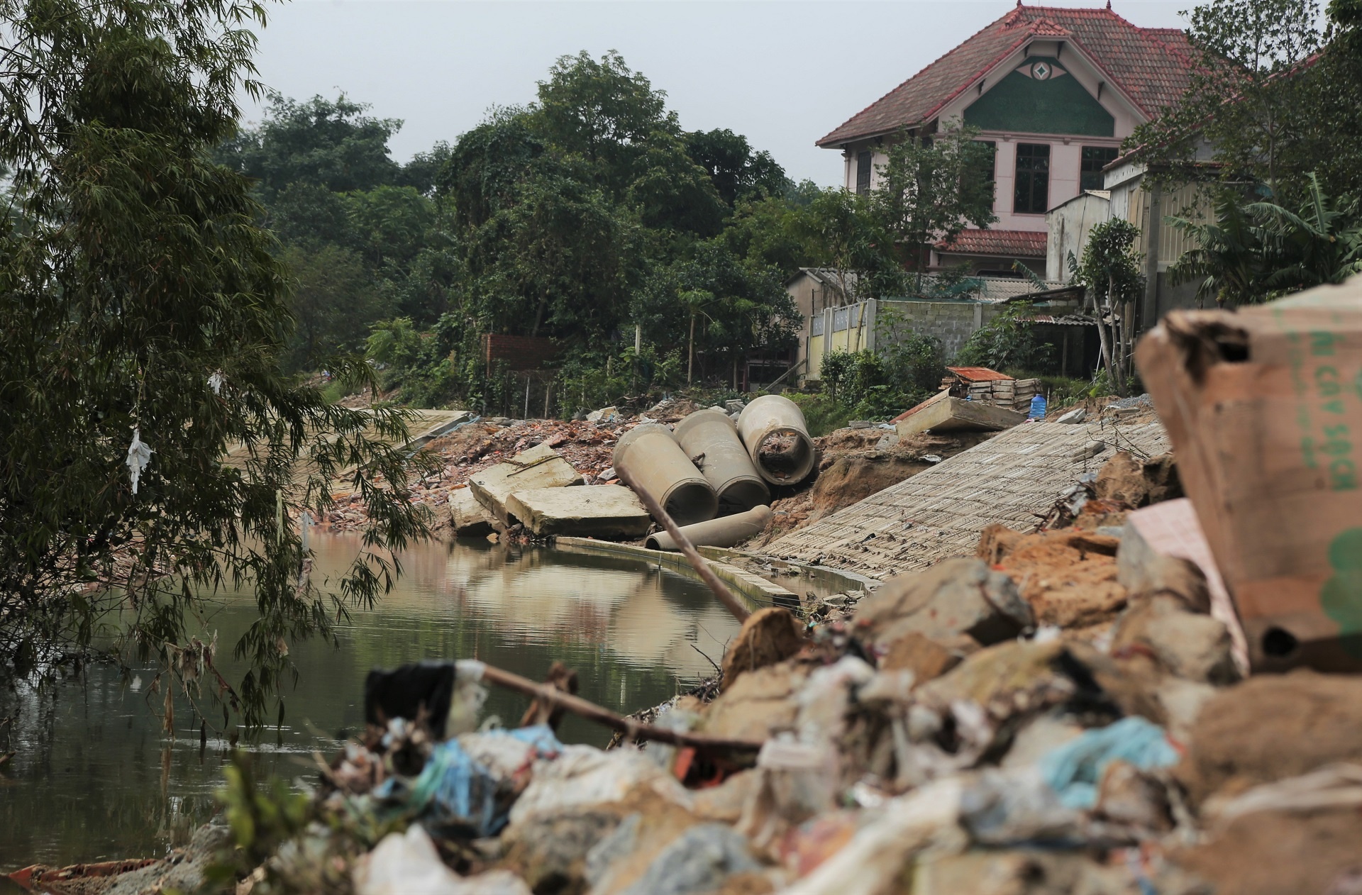 nha dan sut lun doc bo ke anh 4