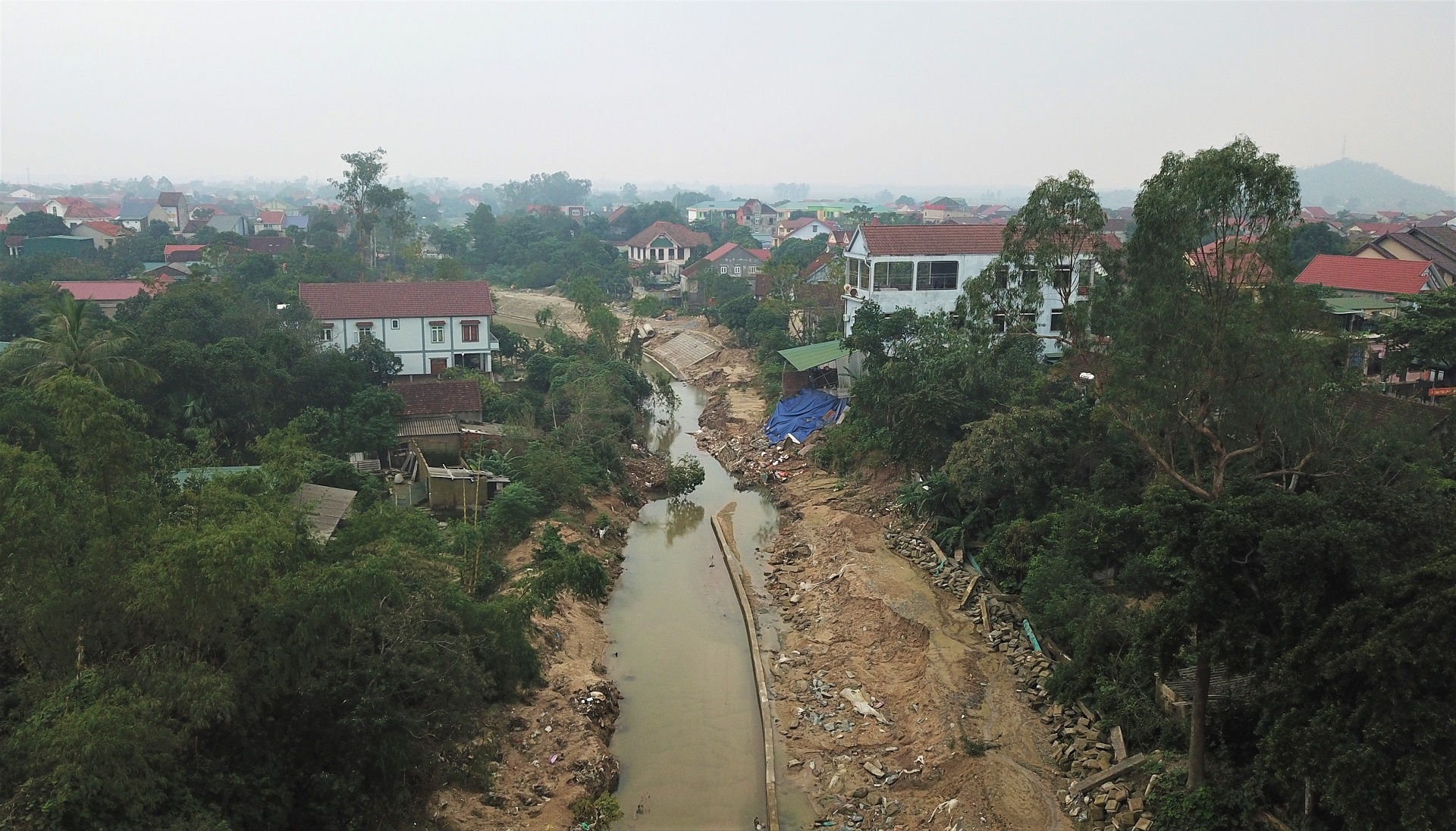 nha dan sut lun doc bo ke anh 2