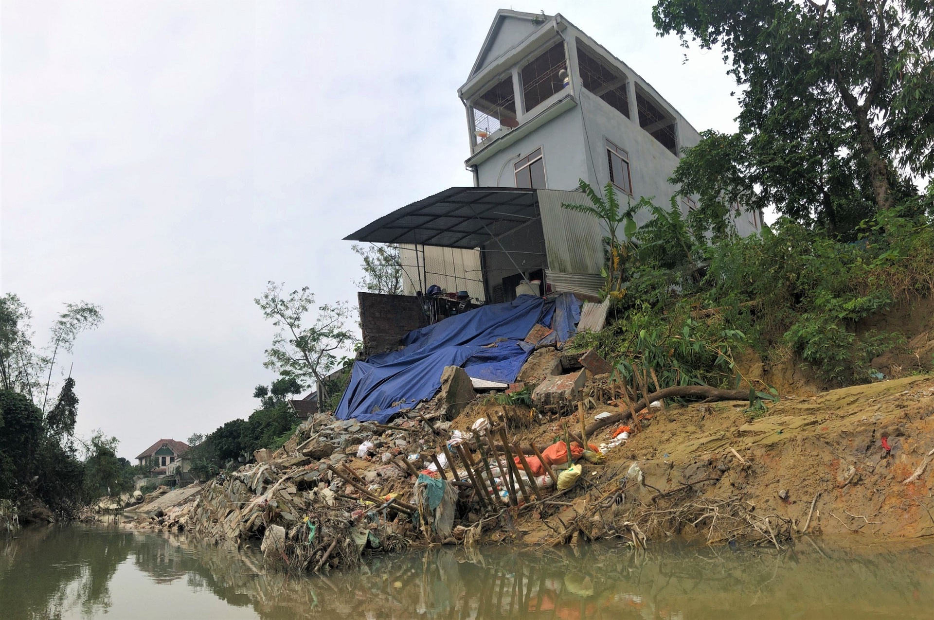 nha dan sut lun doc bo ke anh 1