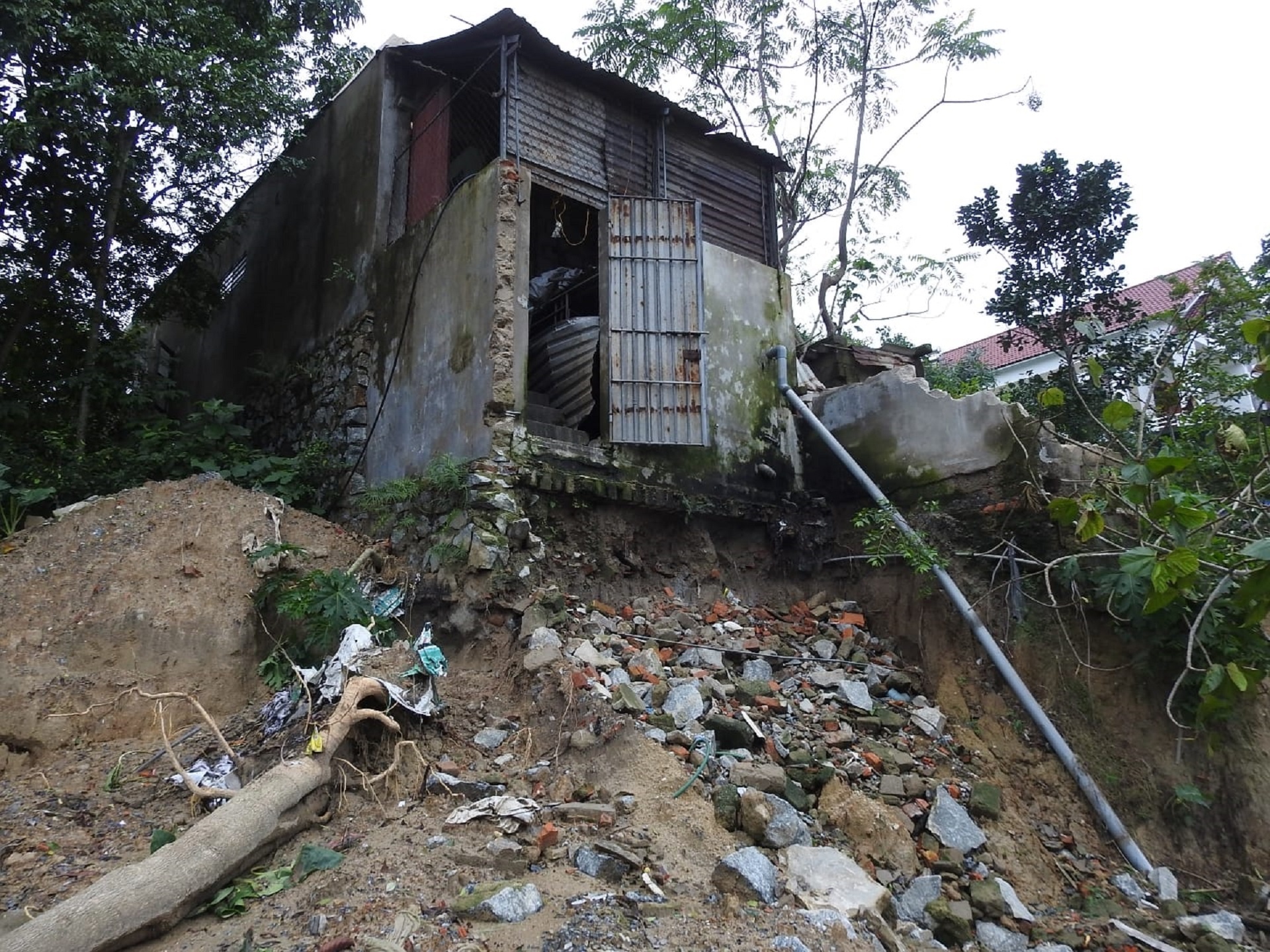 nha dan sut lun doc bo ke anh 7