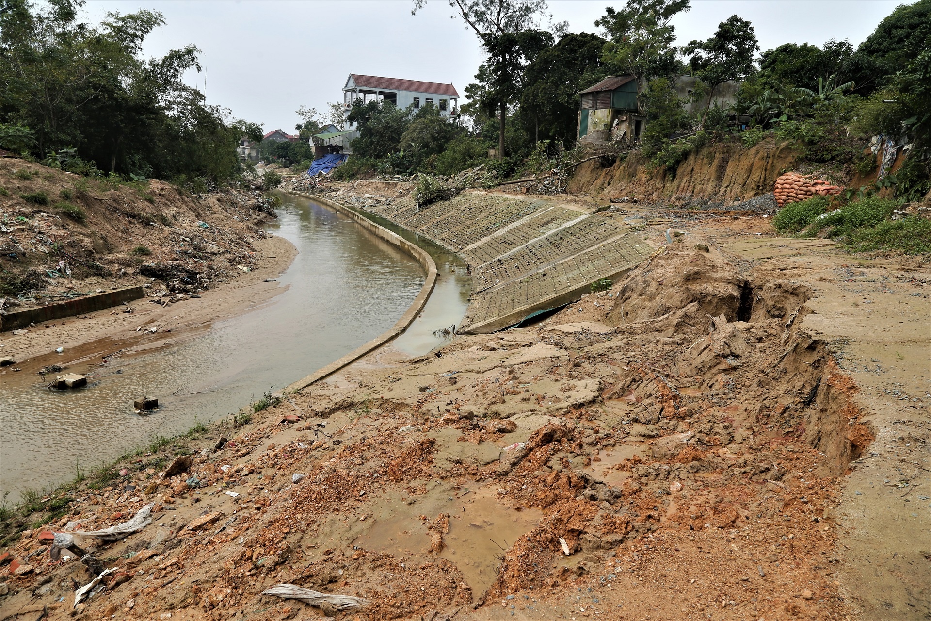 nha dan sut lun doc bo ke anh 3