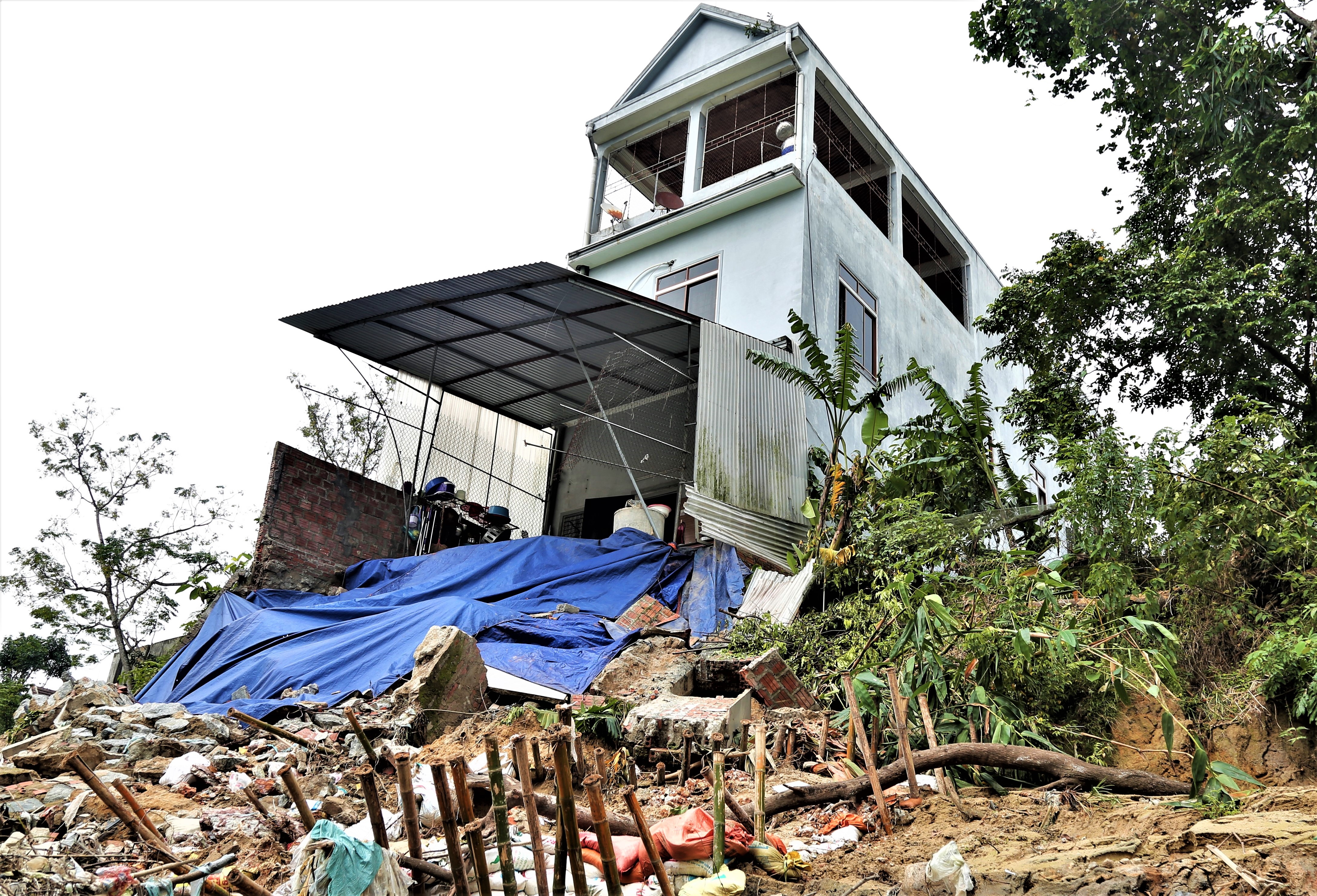 Nha dan 'cho sap' ben bo ke sat lo hinh anh