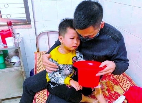 9 tre mam non nhap vien sau bua an o truong hinh anh