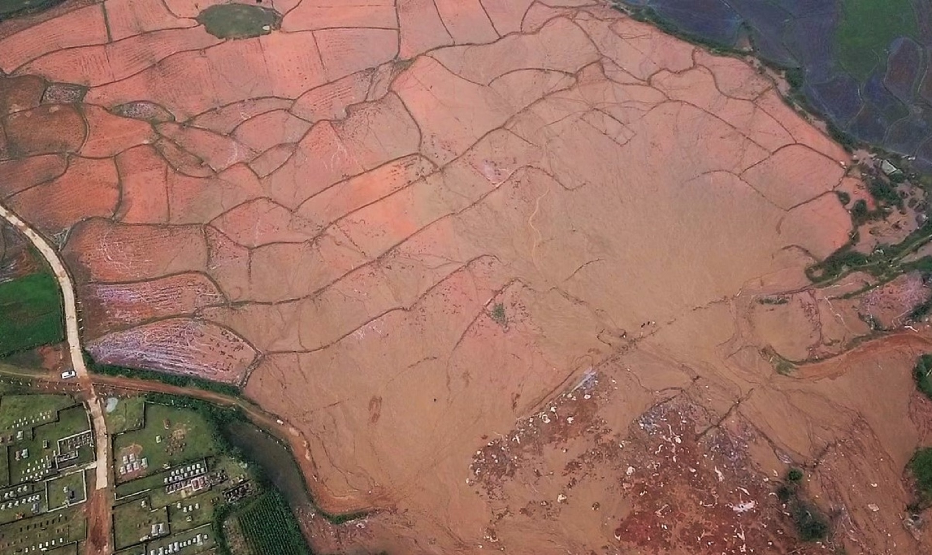 Song thap thom duoi chan nui lo anh 3