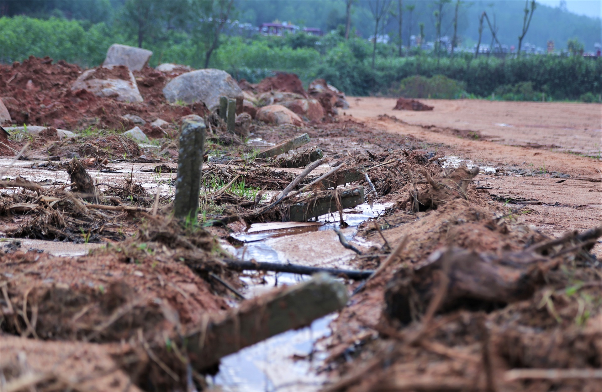Song thap thom duoi chan nui lo anh 5